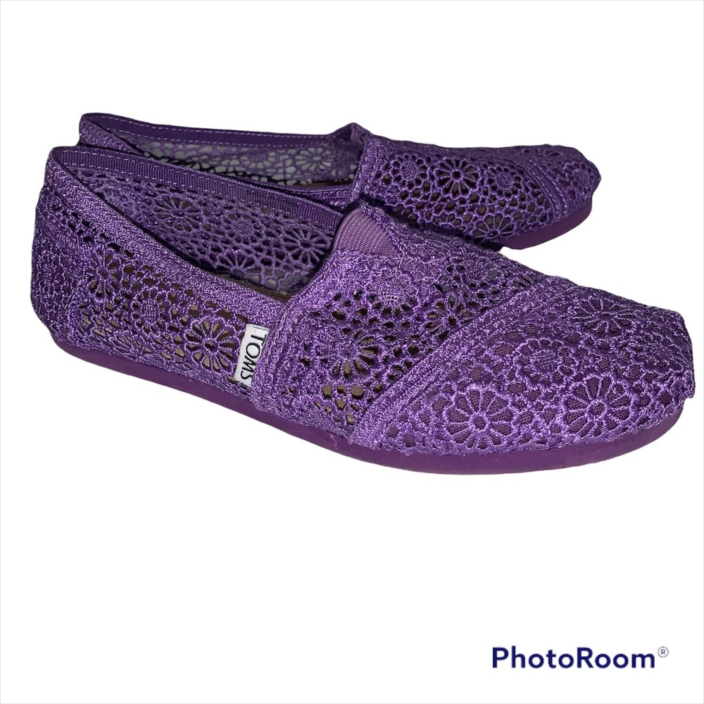 TOMS size 6W purple crocheted floral slip ons